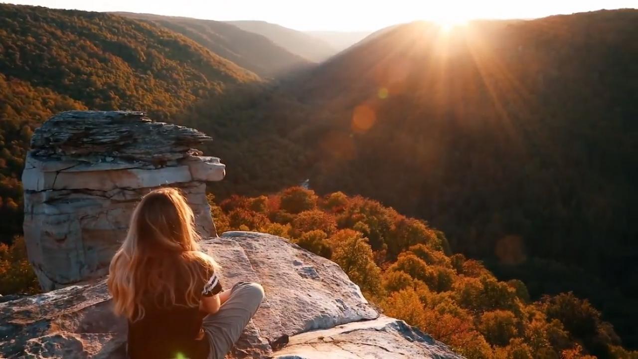 Hermosas vistas de las montañas en Virginia-Occidental, como se muestran en el video “Admira la luz, especialmente la del atardecer". Hermosas vistas de las montañas en Virginia-Occidental, como se muestran en el video “Admira la luz, especialmente la del atardecer".