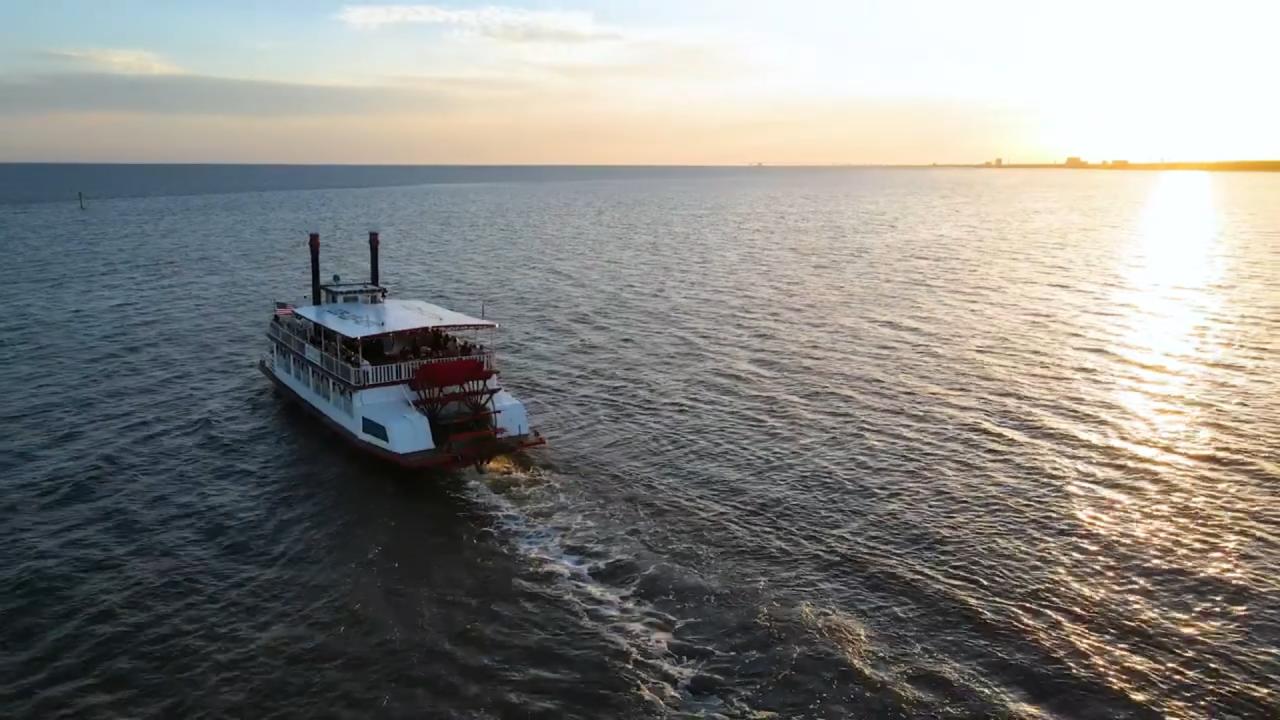 Visit Mississippi video screenshot: Paddleboat on the Mississippi River Visit Mississippi video screenshot: Paddleboat on the Mississippi River