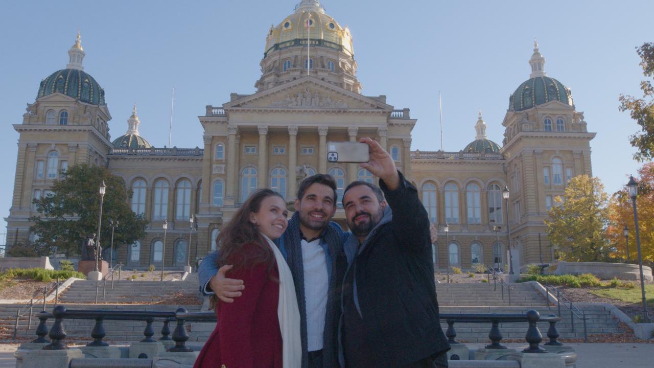 Taking a selfie with the state capitol building in Des Moines, Iowa