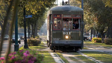 Ve los sitios desde un tranvía en Nueva Orleans, Luisiana Ve los sitios desde un tranvía en Nueva Orleans, Luisiana