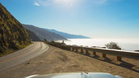Vue sur les montagnes et l’océan depuis la Pacific Coast Highway en Californie Vue sur les montagnes et l’océan depuis la Pacific Coast Highway en Californie