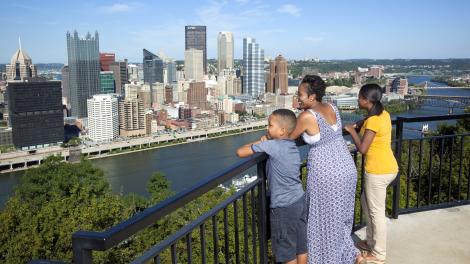 Disfrutando las vistas de Pittsburgh, Pensilvania, desde el Mt. Washington Overlook Disfrutando las vistas de Pittsburgh, Pensilvania, desde el Mt. Washington Overlook