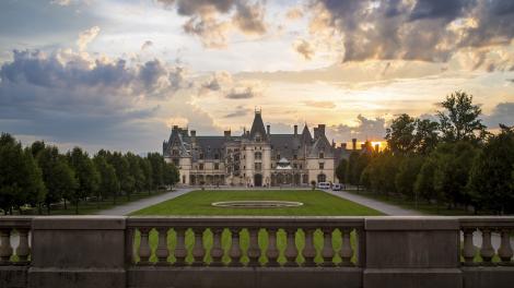 El atardecer detrás de la mansión Biltmore en Asheville, Carolina del Norte El atardecer detrás de la mansión Biltmore en Asheville, Carolina del Norte