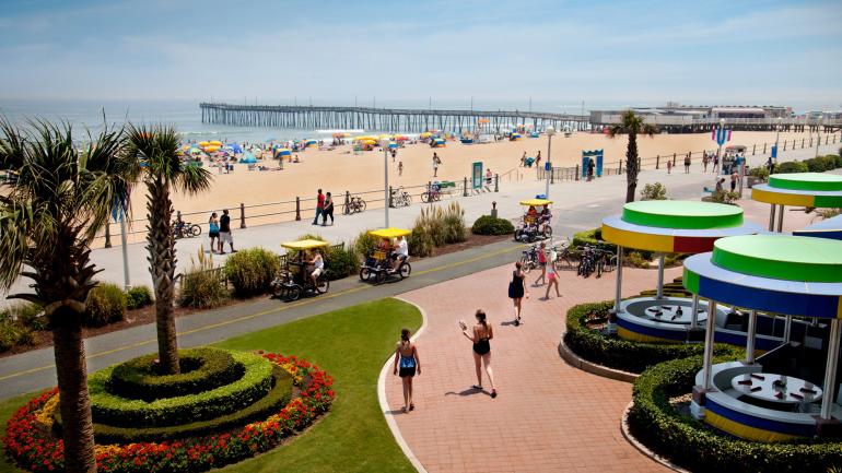 Une foule d'activités à découvrir le long de la promenade bétonnée et de la plage à Virginia Beach, en Virginie Une foule d'activités à découvrir le long de la promenade bétonnée et de la plage à Virginia Beach, en Virginie