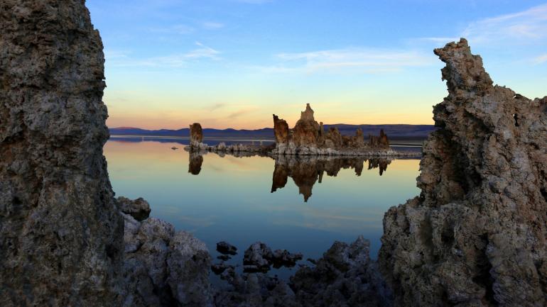 El atardecer en Mono Lake destaca la belleza de este antiguo cuerpo de agua El atardecer en Mono Lake destaca la belleza de este antiguo cuerpo de agua