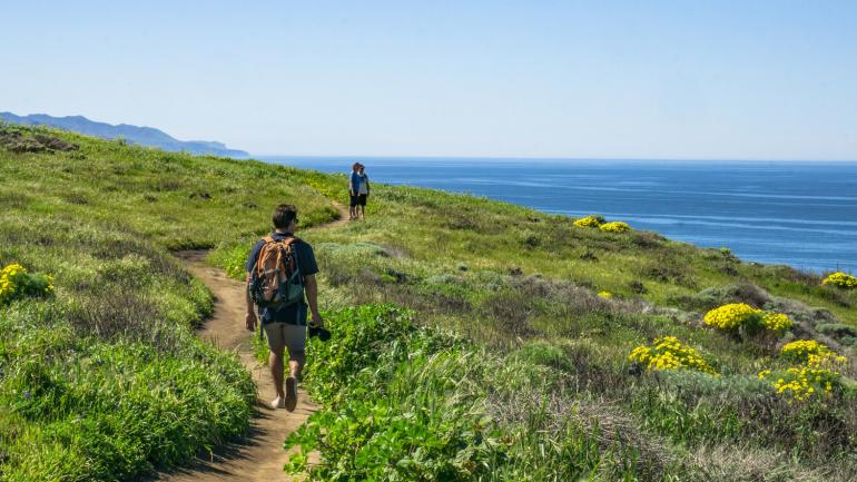 Sendero de excursionismo costero en Channel Island, popular por sus vistas de la rocosa Pacific Coast Sendero de excursionismo costero en Channel Island, popular por sus vistas de la rocosa Pacific Coast