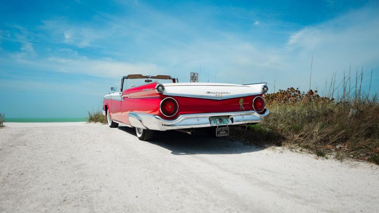 Autos antiguos y cielos azules en una hermosa playa en St. Pete/Clearwater, Florida Autos antiguos y cielos azules en una hermosa playa en St. Pete/Clearwater, Florida