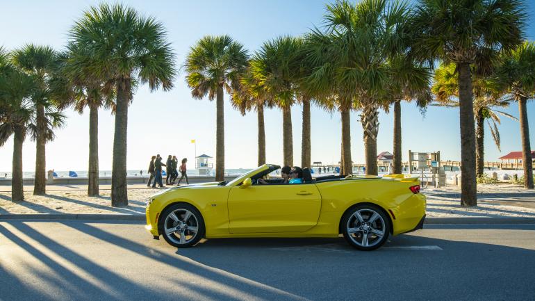 Conduciendo un convertible con el techo plegado en Clearwater Beach, Florida Conduciendo un convertible con el techo plegado en Clearwater Beach, Florida
