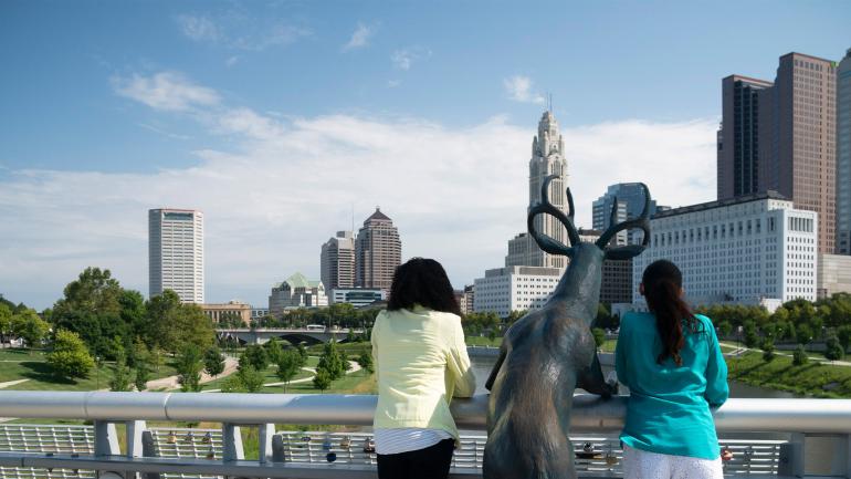 Posando con una escultura en el Bicentennial Park de Columbus, Ohio Posando con una escultura en el Bicentennial Park de Columbus, Ohio
