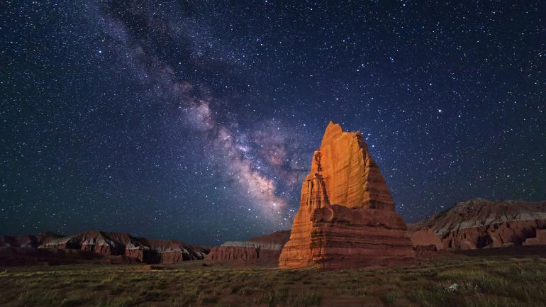 Nuit étoilée au-dessus du Temple of the Moon dans le Capitol Reef National Park, Utah Nuit étoilée au-dessus du Temple of the Moon dans le Capitol Reef National Park, Utah