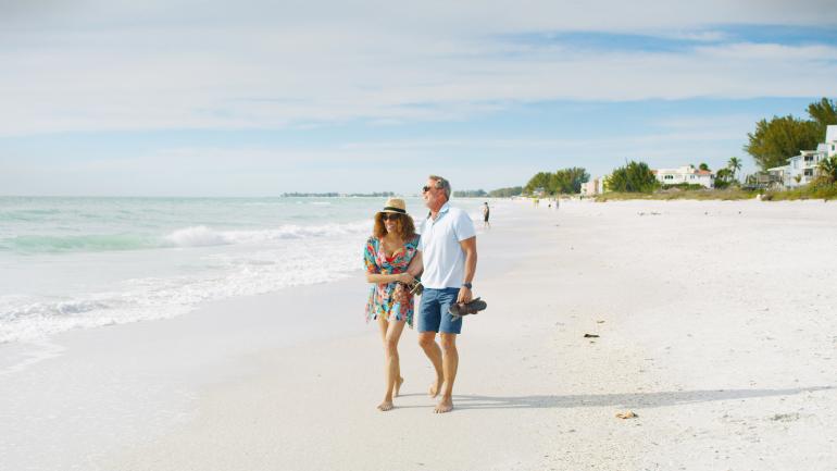 Une promenade romantique sur le rivage de l’une des plages du golfe du Mexique à Bradenton Une promenade romantique sur le rivage de l’une des plages du golfe du Mexique à Bradenton