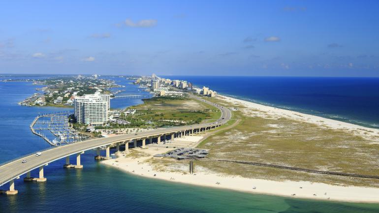Carretera que cruza sobre el agua y junto a playas de arena blanca en Gulf Shores, Alabama Carretera que cruza sobre el agua y junto a playas de arena blanca en Gulf Shores, Alabama