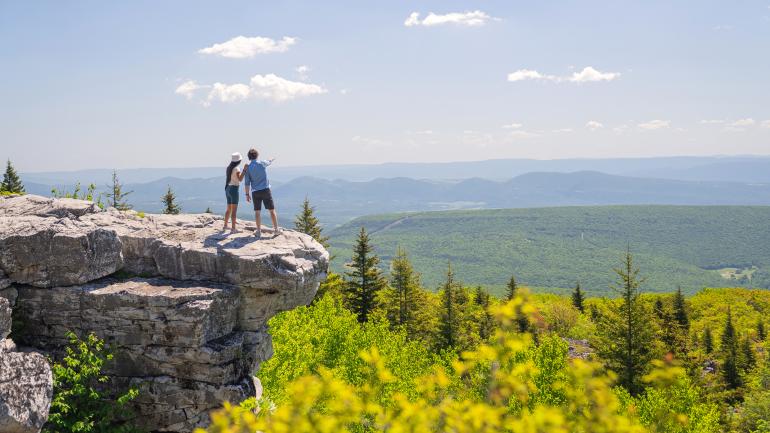 Excursionistas observando Dolly Sods Wilderness en Virginia-Occidental Excursionistas observando Dolly Sods Wilderness en Virginia-Occidental