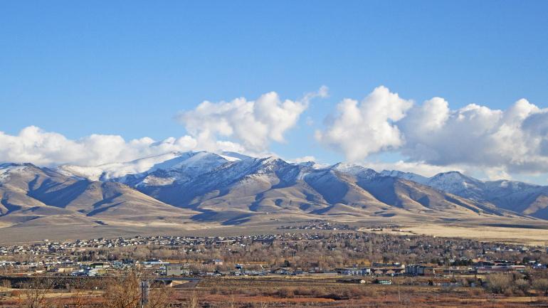 Una vista aérea durante un hermoso día en Winnemucca, Nevada Una vista aérea durante un hermoso día en Winnemucca, Nevada
