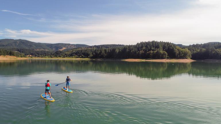 Remo por el Henry Hagg Lake en Hillsboro, Oregón Remo por el Henry Hagg Lake en Hillsboro, Oregón