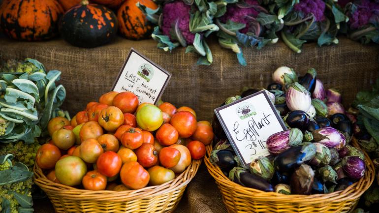Frisches Obst und Gemüse aus biologischem Anbau findet ihr auf Kaliforniens zahlreichen Bauernmärkten in Hülle und Fülle. Frisches Obst und Gemüse aus biologischem Anbau findet ihr auf Kaliforniens zahlreichen Bauernmärkten in Hülle und Fülle.