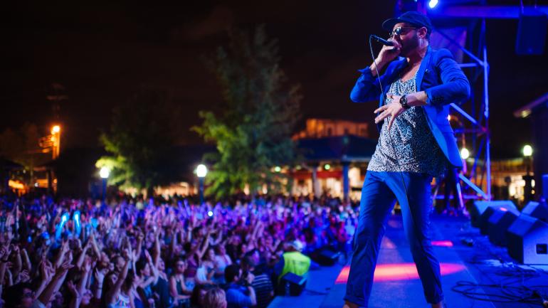 En Lafayette, los eventos culinarios suelen ser vitrinas para música local en vivo y sabrosas tradiciones culinarias de la zona. En Lafayette, los eventos culinarios suelen ser vitrinas para música local en vivo y sabrosas tradiciones culinarias de la zona.