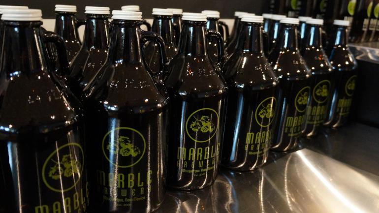 Jarras de cerveza en Marble Brewery en Albuquerque, Nuevo México Jarras de cerveza en Marble Brewery en Albuquerque, Nuevo México