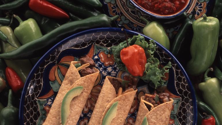 Las fajitas, normalmente tortillas rellenas con chisporroteante carne de falda de res, pimientos y cebollas, acompañadas de salsa o pico de gallo, son el plato tex-mex más popular. Las fajitas, normalmente tortillas rellenas con chisporroteante carne de falda de res, pimientos y cebollas, acompañadas de salsa o pico de gallo, son el plato tex-mex más popular.