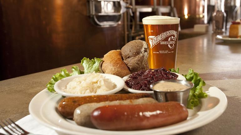 El legado alemán de Fredericksburg es evidente en su cocina suculenta y cervezas artesanales El legado alemán de Fredericksburg es evidente en su cocina suculenta y cervezas artesanales