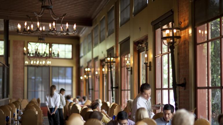 Bajo el brillo tenue de los candelabros, los meseros sirven auténtica comida mexicana en el exclusivo Hugo's en Houston Bajo el brillo tenue de los candelabros, los meseros sirven auténtica comida mexicana en el exclusivo Hugo's en Houston