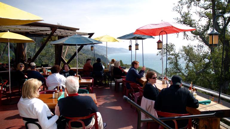 Curta um almoço ou jantar tranquilo com vistas do espetacular litoral de Big Sur no familiar Nepenthe Restaurant, na Highway One. Curta um almoço ou jantar tranquilo com vistas do espetacular litoral de Big Sur no familiar Nepenthe Restaurant, na Highway One.