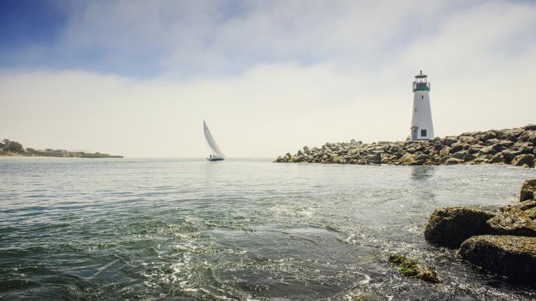 O Santa Cruz Breakwater Light marca a entrada para o pequeno porto da cidade. Prove a culinária italiana no Aldo’s Harbor Restaurant e veja veleiros e barcos a motor entrando e saindo do porto. O Santa Cruz Breakwater Light marca a entrada para o pequeno porto da cidade. Prove a culinária italiana no Aldo’s Harbor Restaurant e veja veleiros e barcos a motor entrando e saindo do porto.