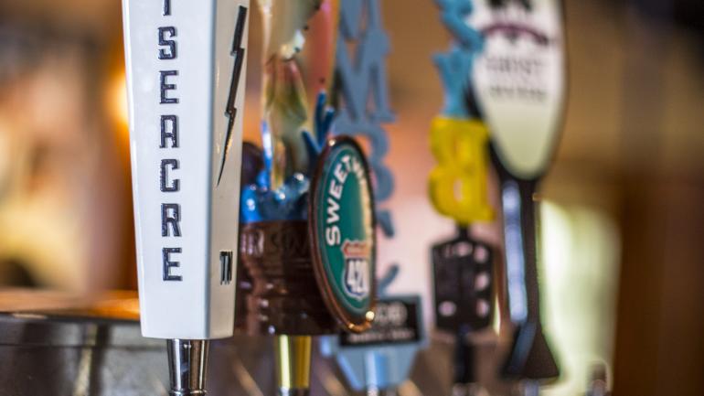 Dégustez une bière locale dans l’un des nombreux bars de Memphis. Dégustez une bière locale dans l’un des nombreux bars de Memphis.