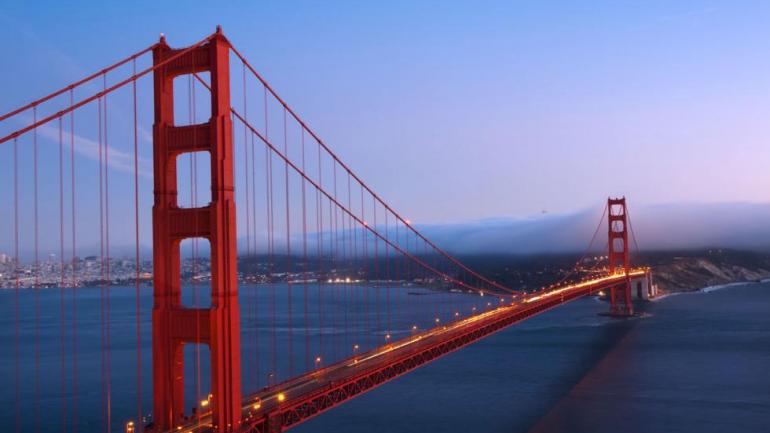 Le Golden Gate Bridge relie San Francisco au pittoresque comté de Marin, situé au nord de la ville après le détroit de Golden Gate. Le Golden Gate Bridge relie San Francisco au pittoresque comté de Marin, situé au nord de la ville après le détroit de Golden Gate.