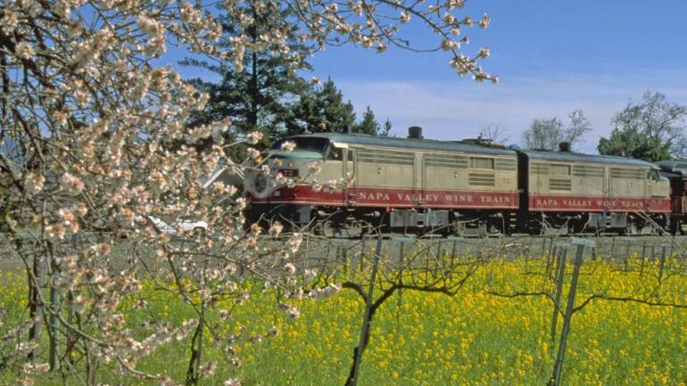 Le voyage à bord du Napa Valley Wine Train est un moyen amusant et exceptionnel de découvrir la fameuse région viticole. Le voyage à bord du Napa Valley Wine Train est un moyen amusant et exceptionnel de découvrir la fameuse région viticole.