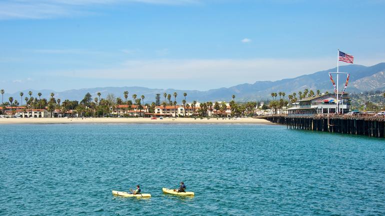 Los que practican kayak pueden apreciar impresionantes vistas de la tierra, el mar y el cielo. Los que practican kayak pueden apreciar impresionantes vistas de la tierra, el mar y el cielo.