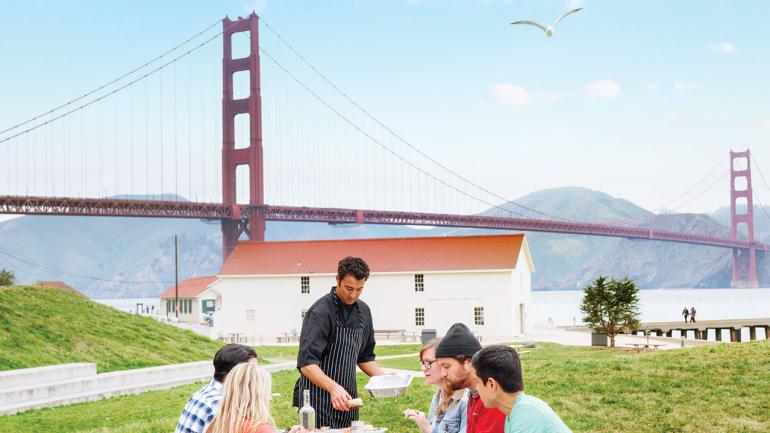 In San Francisco, Kalifornien, gibt es zahlreiche Möglichkeiten, hervorragendes Essen unter freiem Himmel und mit einem tollen Ausblick zu genießen. In San Francisco, Kalifornien, gibt es zahlreiche Möglichkeiten, hervorragendes Essen unter freiem Himmel und mit einem tollen Ausblick zu genießen.