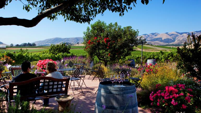 Die Weinregion um San Luis Obispo wird auch „SLO Wine Country“ genannt und zeichnet sich durch ihre Nähe zum Pazifik aus. Weinberge und Gärten profitieren hier ebenso wie Besucher von der angenehm kühlen Meeresbrise. Die Weinregion um San Luis Obispo wird auch „SLO Wine Country“ genannt und zeichnet sich durch ihre Nähe zum Pazifik aus. Weinberge und Gärten profitieren hier ebenso wie Besucher von der angenehm kühlen Meeresbrise.