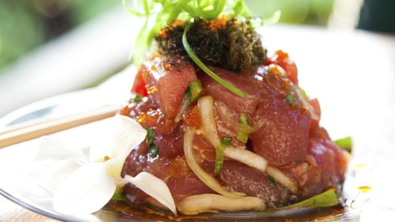 Die hawaiianischen Küchenchefs zaubern himmlische „Farm-to-Table“-Gerichte aus knackfrischen regionalen Zutaten. Die hawaiianischen Küchenchefs zaubern himmlische „Farm-to-Table“-Gerichte aus knackfrischen regionalen Zutaten.