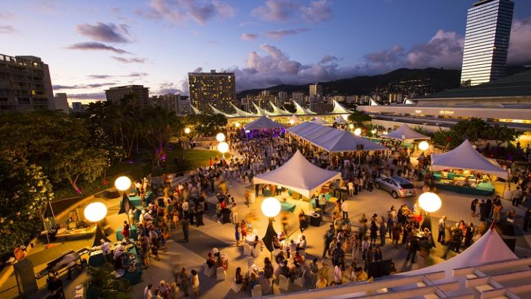 Beim beliebten Hawaii Food & Wine Festival im Oktober stellen weltbekannte Köche vor Tausenden hungrigen Feinschmeckern ihr Können unter Beweis. Beim beliebten Hawaii Food & Wine Festival im Oktober stellen weltbekannte Köche vor Tausenden hungrigen Feinschmeckern ihr Können unter Beweis.