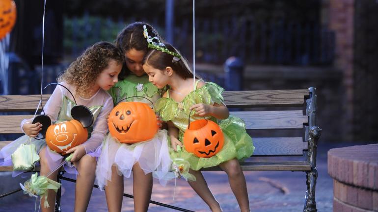 Halloween ist wohl der einzige Tag im Jahr, an dem sich Kinder nach Herzenslust mit kostenlosen Süßigkeiten eindecken können. Halloween ist wohl der einzige Tag im Jahr, an dem sich Kinder nach Herzenslust mit kostenlosen Süßigkeiten eindecken können.