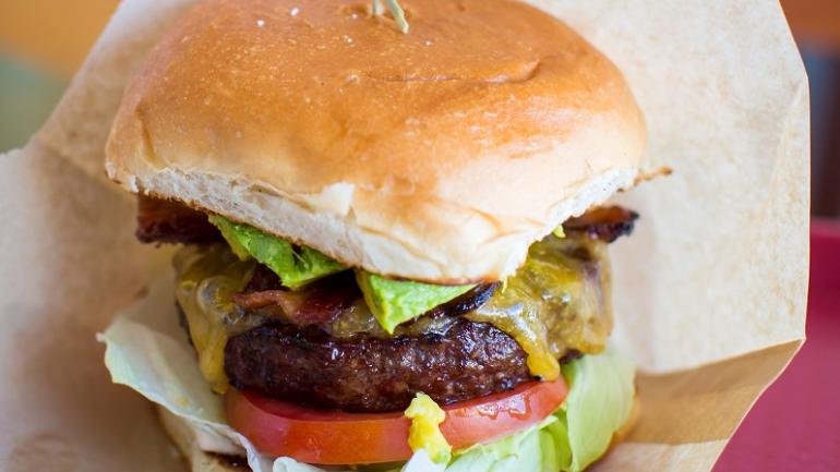 Das Endprodukt von Village Burger, dessen Basis immer hawaiianisches Weiderind ist. Das Endprodukt von Village Burger, dessen Basis immer hawaiianisches Weiderind ist.