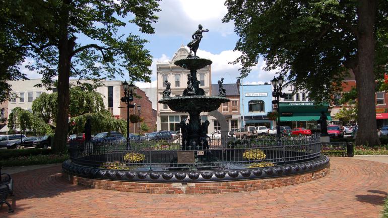 Fountain Square Park in downtown Bowling Green, Kentucky Fountain Square Park in downtown Bowling Green, Kentucky