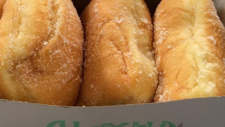 Die von nach Hawaii ausgewanderten Portugiesen übernommenen Malasadas sind eine beliebte Süßspeise auf der Insel. Die von nach Hawaii ausgewanderten Portugiesen übernommenen Malasadas sind eine beliebte Süßspeise auf der Insel.