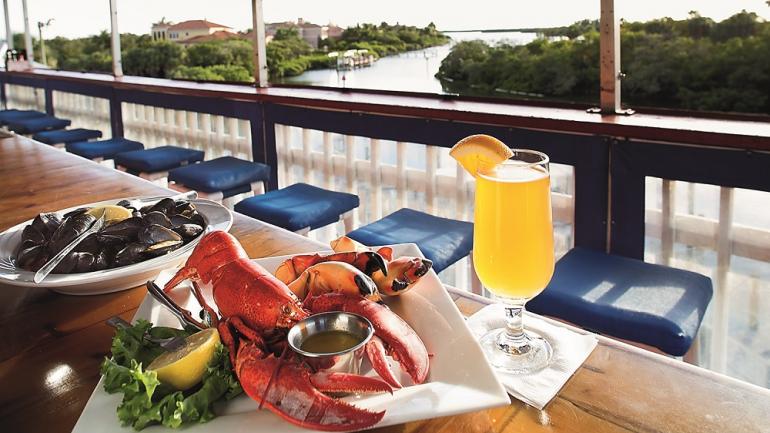 Com visão para Tierra Verde e pratos com caranguejo doce, o Billy’s Stone Crab oferece uma experiência gastronômica icônica em St. Pete/Clearwater. Com visão para Tierra Verde e pratos com caranguejo doce, o Billy’s Stone Crab oferece uma experiência gastronômica icônica em St. Pete/Clearwater.