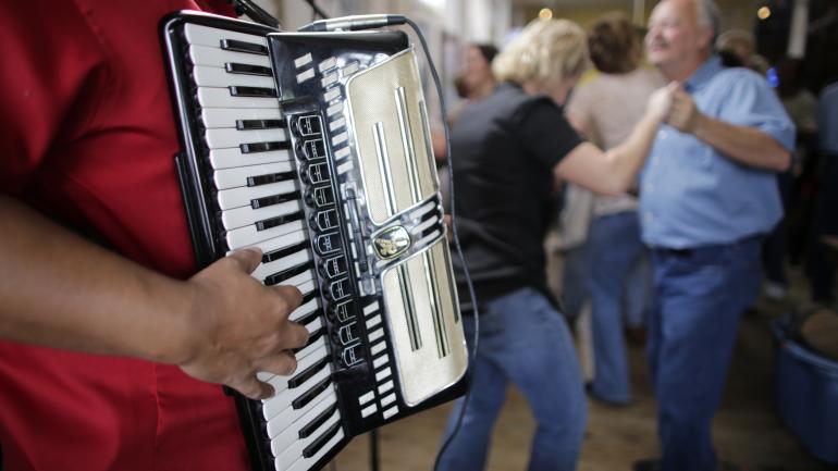 Bailando con música zydeco en vivo en Breaux Bridge Bailando con música zydeco en vivo en Breaux Bridge