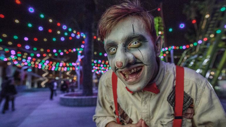 Je nach Lust und Laune könnt ihr in den Spuklabyrinthen der Knott’s Scary Farm vor unheimlichen Monstern fliehen oder auf der Knott’s Spooky Farm mit Snoopy und Co. feiern. Je nach Lust und Laune könnt ihr in den Spuklabyrinthen der Knott’s Scary Farm vor unheimlichen Monstern fliehen oder auf der Knott’s Spooky Farm mit Snoopy und Co. feiern.