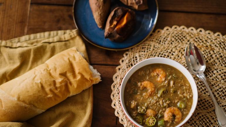 Il n’existe pas qu’une seule recette de gumbo, mais la plupart des gumbos servis à Lafayette sont des ragoûts généreusement pourvus en crabe, huîtres, crevettes, poulet, saucisse et/ou tomates. Il n’existe pas qu’une seule recette de gumbo, mais la plupart des gumbos servis à Lafayette sont des ragoûts généreusement pourvus en crabe, huîtres, crevettes, poulet, saucisse et/ou tomates.