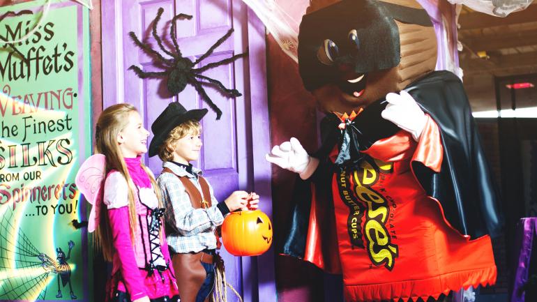 Naschkatzen können sich bei der „Trick-or-Treat“-Tour im Hersheypark mit ihren Lieblingssüßigkeiten eindecken. Naschkatzen können sich bei der „Trick-or-Treat“-Tour im Hersheypark mit ihren Lieblingssüßigkeiten eindecken.