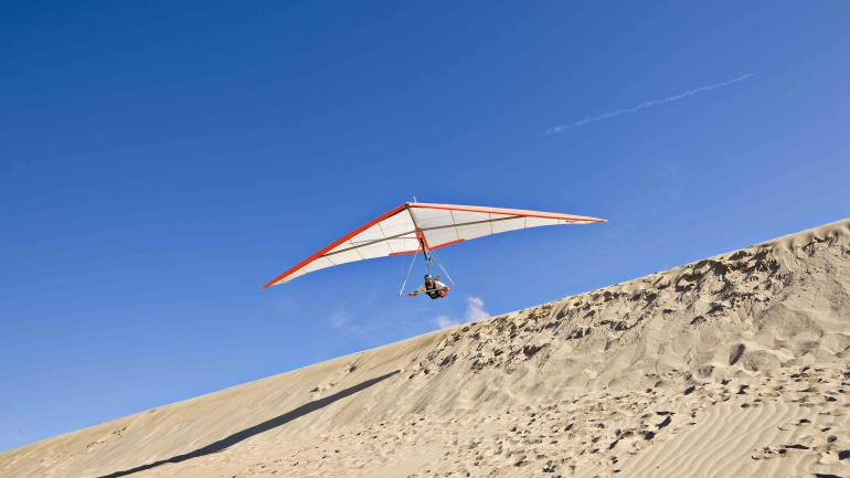 Hang gliding the 30-meter dunes at Jockey's Ridge State Park in Nags Head, North Carolina Hang gliding the 30-meter dunes at Jockey's Ridge State Park in Nags Head, North Carolina