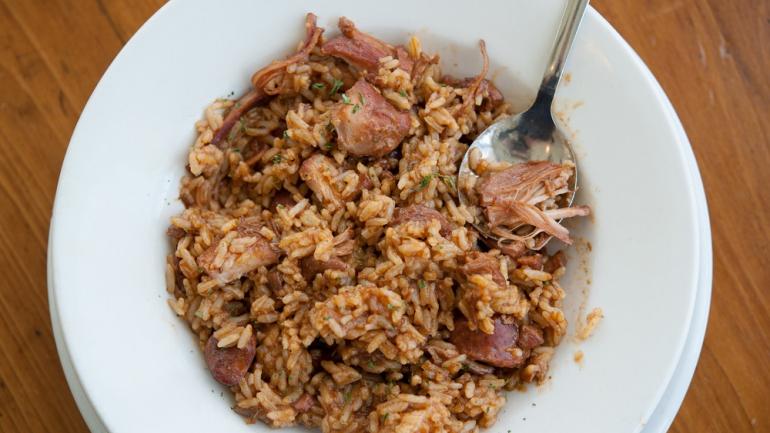 Servi sur du riz et garni de porc fumé, le jambalaya épicé est un plat très courant à Lafayette. Servi sur du riz et garni de porc fumé, le jambalaya épicé est un plat très courant à Lafayette.