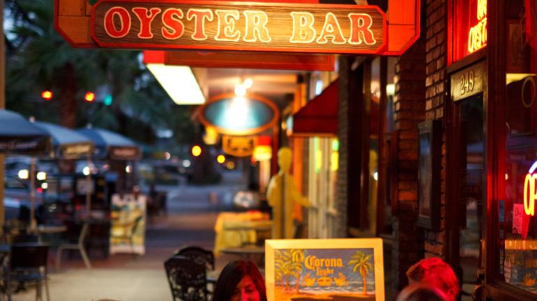 The Oyster Bar, no centro de St. Petersburg, serve ostras do Golfo preparadas de todas as maneiras. The Oyster Bar, no centro de St. Petersburg, serve ostras do Golfo preparadas de todas as maneiras.