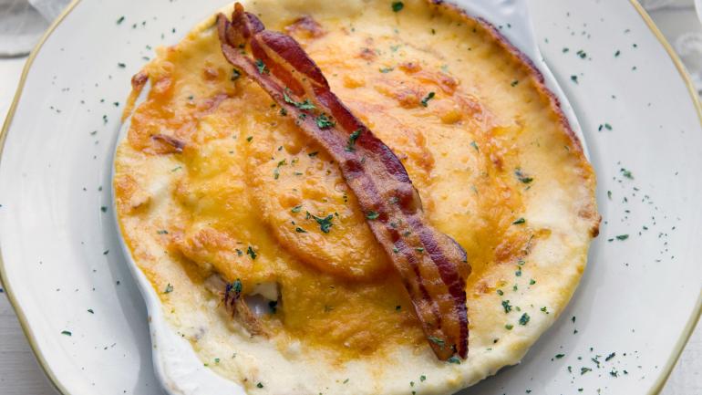 Au Brown, un hôtel historique de Louisville, savourez un Kentucky Hot Brown, un sandwich chaud, ouvert, à base de dinde rôtie et recouvert d’une sauce Mornay onctueuse. Au Brown, un hôtel historique de Louisville, savourez un Kentucky Hot Brown, un sandwich chaud, ouvert, à base de dinde rôtie et recouvert d’une sauce Mornay onctueuse.