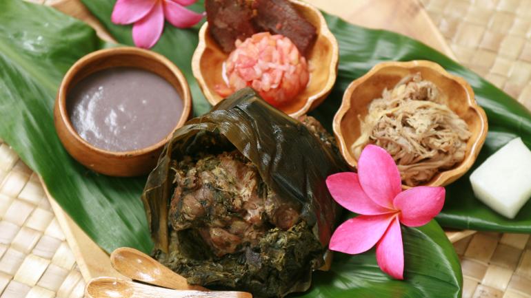 Traditionelle hawaiianische Spezialitäten aus Oahu bekommt ihr bei Luaus, in Delikatessenläden und in beliebten einheimischen Restaurants. Traditionelle hawaiianische Spezialitäten aus Oahu bekommt ihr bei Luaus, in Delikatessenläden und in beliebten einheimischen Restaurants.
