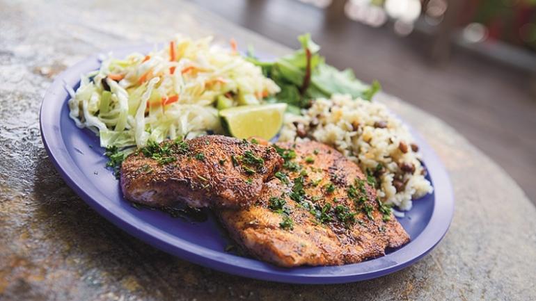 No Waltz Fish Shak, peça a garoupa local com tempero blackened para apreciar um peixe leve com um toque de pimenta-do-reino e outras especiarias. No Waltz Fish Shak, peça a garoupa local com tempero blackened para apreciar um peixe leve com um toque de pimenta-do-reino e outras especiarias.